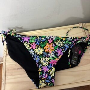 NWT No Boundaries string bikini bottom